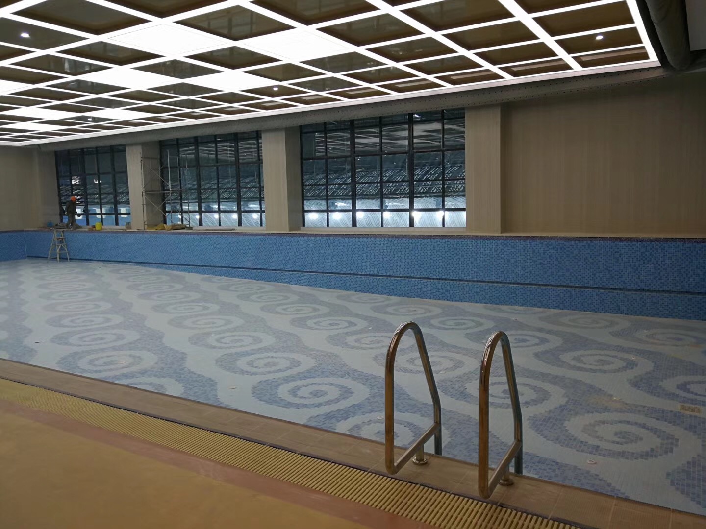 月湖琴声43楼室内恒温无边际泳池案例-正午泳池（武汉）水环境科技有限公司